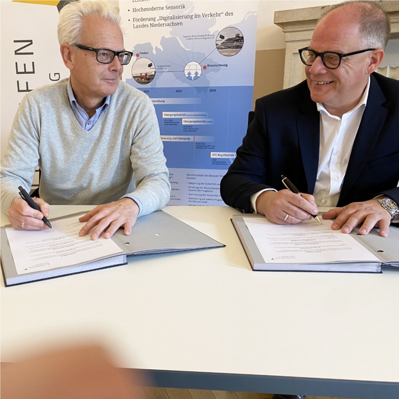 Olaf Schmidt (links), Geschäftsführer des Flugplatzes Emden, und Michael Schwarz, Geschäftsführer des Flughafens Braunschweig-Wolfsburg, unterzeichneten den Kooperationsvertrag. Foto: Flughafen Braunschweig-Wolfsburg